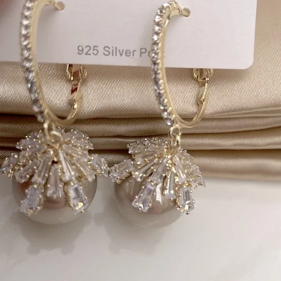 NWT Light Beige  Pearl Drop Gold/Crystal/Earrings. - Picture 7 of 8